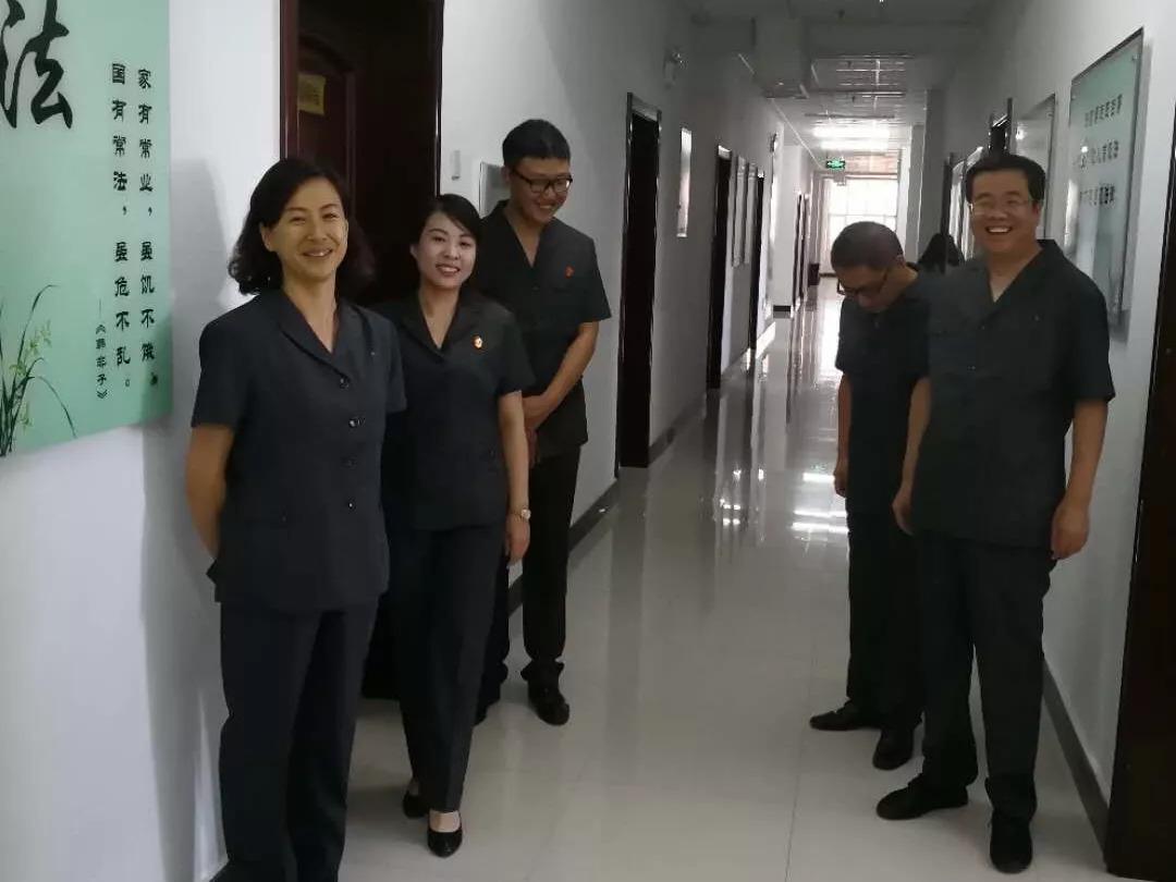 法官制服与公正形象