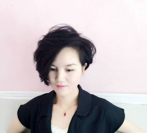 最新短发后座,时尚与实用的双重考量。