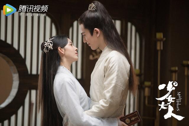 少女大人最新时尚潮流与成长经历，社会影响下的蜕变