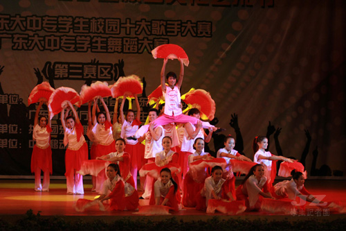 优雅与活力并存,最新单扇舞展现独特魅力