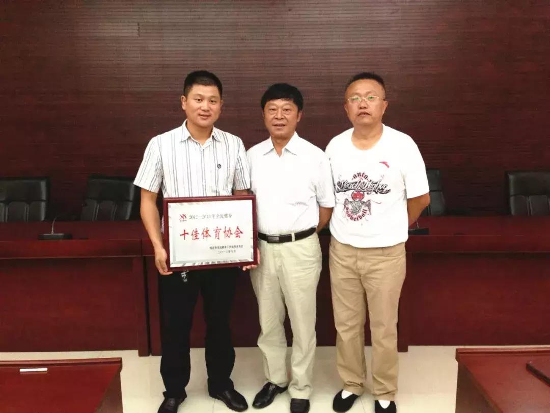 道路变迁与人生励志交融展现